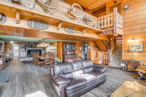 Grand Mountain Chalet w/ Hot Tub & Mountain Views House in Kingsbury