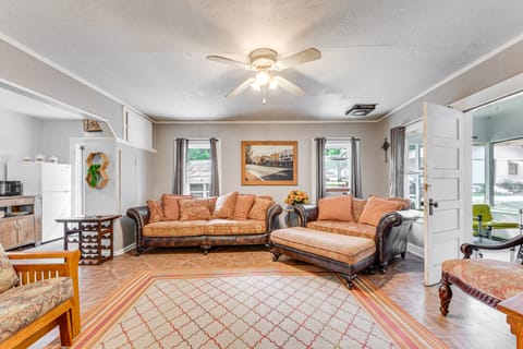 Lakefront Cottage in Clear Springs w/ Deck & Patio House in New Braunfels