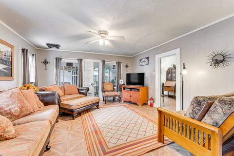 Lakefront Cottage in Clear Springs w/ Deck & Patio House in New Braunfels