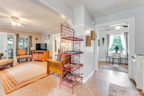 Lakefront Cottage in Clear Springs w/ Deck & Patio House in New Braunfels