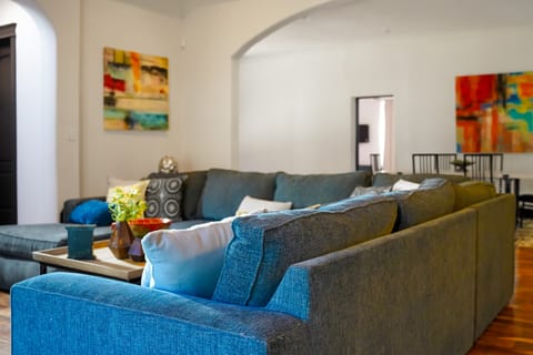 Walk to Boat Launch: Stylish Austin Gem House in Lake Austin