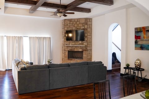 Walk to Boat Launch: Stylish Austin Gem House in Lake Austin