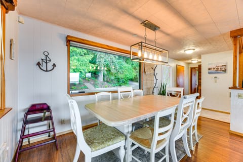 Beachfront Anderson Island Escape: Rainier Views! House in Anderson Island