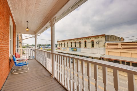 'The Loft' - Historic Dtwn Hondo Apt w/ Balcony Apartment in Rio Grande