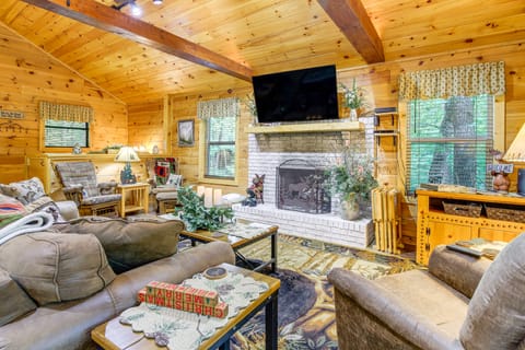 Cabin w/ Private Hot Tub ~ 7 Mi to Pigeon Forge! House in Pigeon Forge