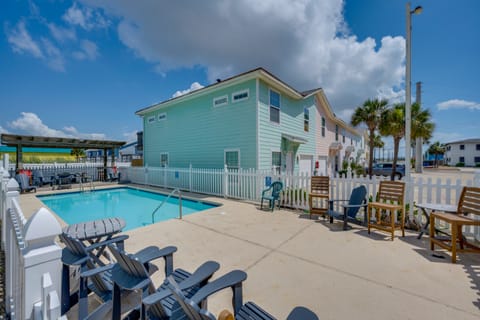 Port Aransas Condo w/ Pool Access: Steps to Beach! Apartment in Port Aransas