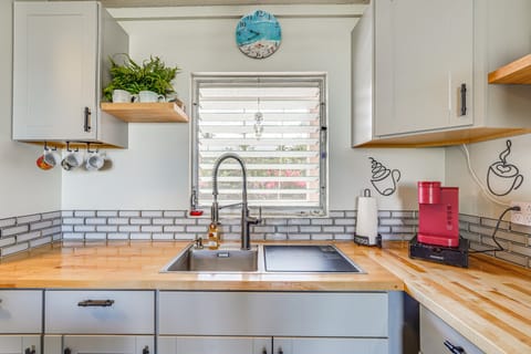 Kailua-Kona Condo w/ Balcony: Walk to the Beach! Apartment in Holualoa