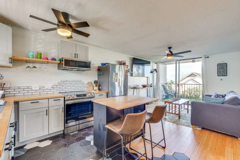 Kailua-Kona Condo w/ Balcony: Walk to the Beach! Apartment in Holualoa