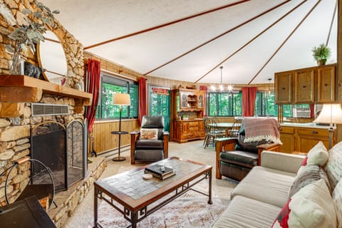 'The Round House' - Treetop North Carolina Cabin! House in Laurel Park