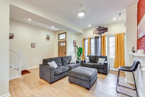 Modern Pittsburgh Home w/ Rooftop Deck & Backyard House in Pittsburgh