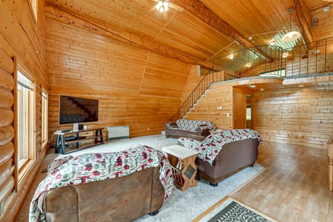 Roomy Log Cabin w/ Hot Tub, Walk to Kenai River! House in Ridgeway