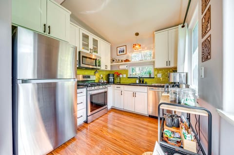 Rainforest Stay w/ Hot Tub < 3 Mi to Nat'l Park! House in Volcano