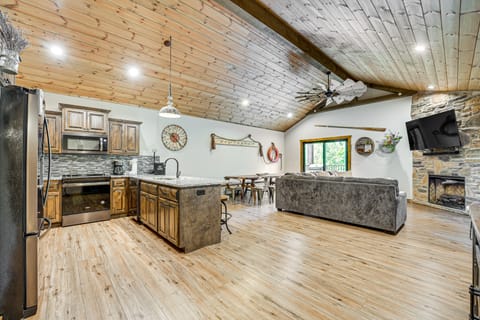 Branson Gem w/ Hot Tub Access & Private Boat Slip! House in Indian Point