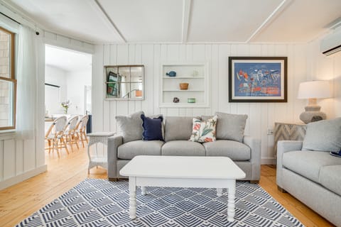 Pocasset Home w/ Kayaks & Bikes: Walk to 2 Beaches House in Barlows Landing