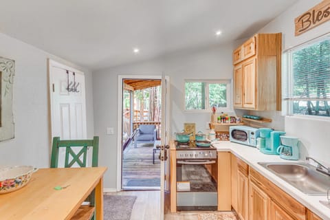 Quaint Idyllwild Cabin: 1/2 Mi to Trailhead! House in Idyllwild-Pine Cove