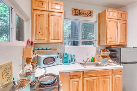 Quaint Idyllwild Cabin: 1/2 Mi to Trailhead! House in Idyllwild-Pine Cove