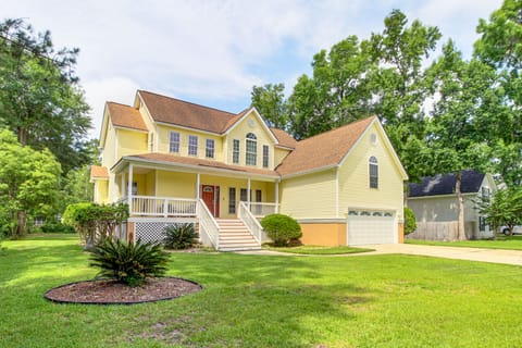 Spacious Richmond Hill Hideaway w/ Deck! House in Richmond Hill