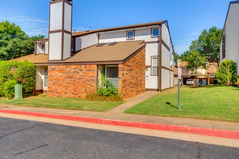 Edmond Townhome w/ Pool Access Near Arcadia Lake! Apartment in Edmond