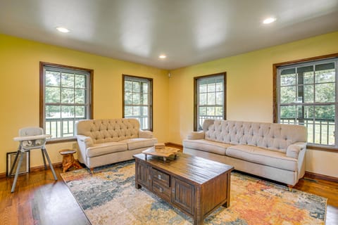 Quiet Family Cabin in Hamden: Hot Tub + Game Room! House in Ohio