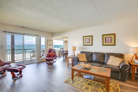 Comfortable Lincoln City Condo w/ Patio & Views! Apartment in Lincoln Beach