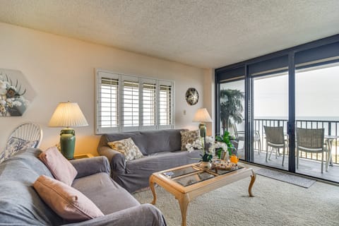 Beachfront Clearwater Condo w/ Pool & Hot Tub Apartment in Sand Key