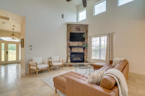 Lakefront Summerfield Getaway w/ Private Beach! Maison in Lake Weir