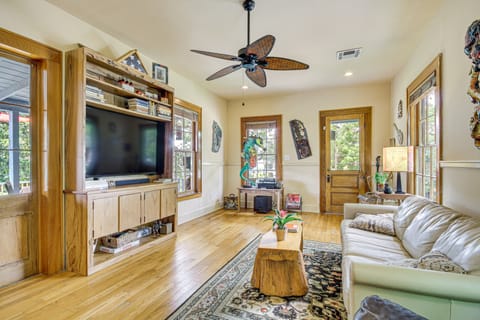 Eclectic Mandeville Home: Walk to Lakefront Park House in Mandeville