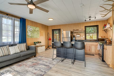 Patio & Hot Tub: Cozy Cabin Retreat in Bailey! House in Bailey