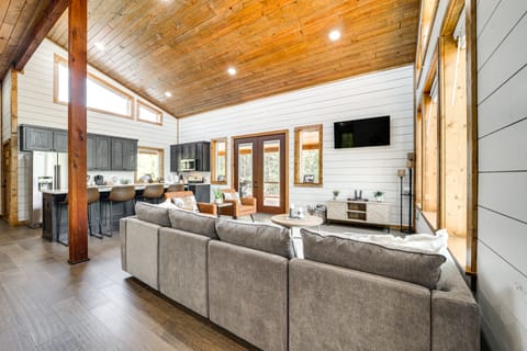 Luxe Broken Bow Home w/ Hot Tub & Fire Pit! House in Broken Bow