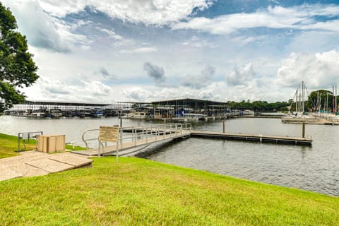 Charming Montgomery Condo - Lake & Pool Access! Apartment in Lake Conroe