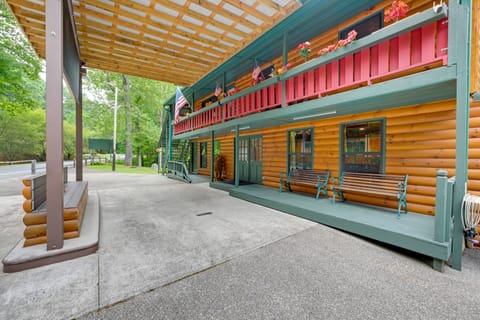 6 Mi to Town: Robbinsville Apt w/ Deck & Grill House in Cheoah