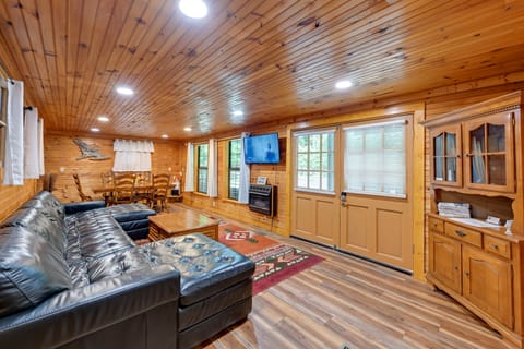 6 Mi to Town: Robbinsville Apt w/ Deck & Grill House in Cheoah