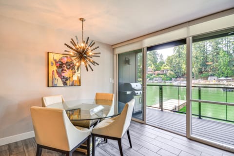 Lake Oswego Waterfront Condo w/ BBQ Grill & Dock! Apartment in Lake Oswego