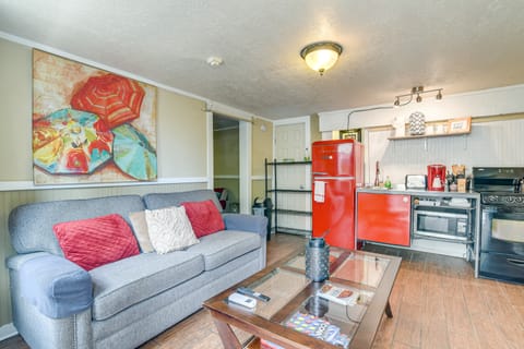 Cozy Galveston Apt w/ Patio: Close to The Strand! Apartment in Galveston Island