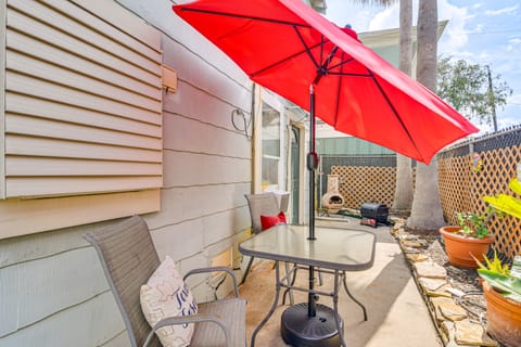 Cozy Galveston Apt w/ Patio: Close to The Strand! Apartment in Galveston Island