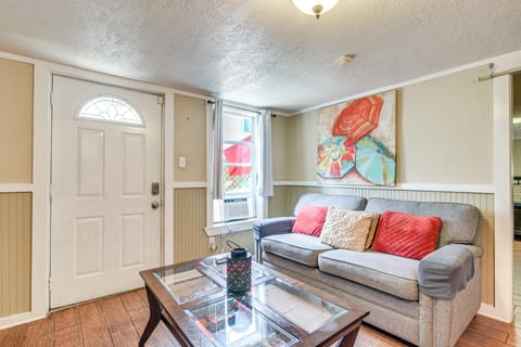 Cozy Galveston Apt w/ Patio: Close to The Strand! Apartment in Galveston Island