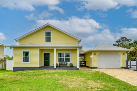 Pet-Friendly Palm Coast Home w/ Deck, Near Beaches House in Palm Coast