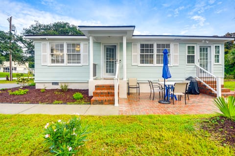 ‘Pearl Cottage’ in Atlantic Beach: Walk to Ocean! Cottage in Atlantic Beach