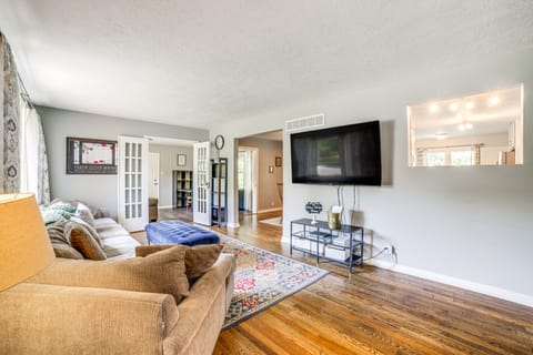 1 Mi to Notre Dame Stadium: Quiet Home w/ Fire Pit House in South Bend