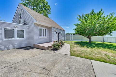 Fireplace: Long Island Duplex By Airport & Train Casa in Valley Stream