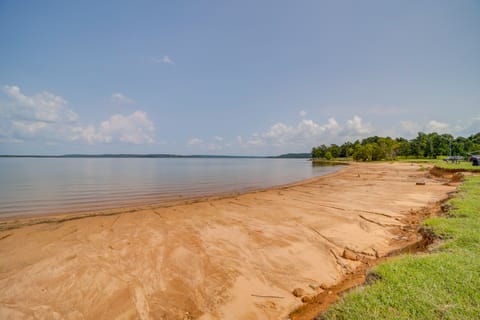 Walk to Lake, Parks & Dining: Eufala Family Home! House in Longtown