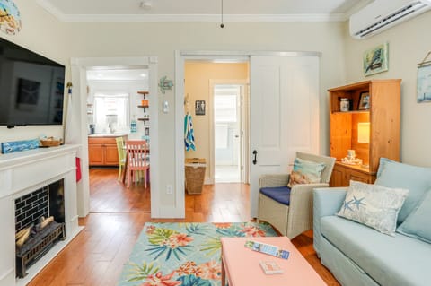 1 Mi to Beach: Colorful Cottage in Galveston! Cottage in Galveston Island