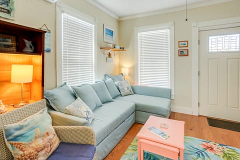 1 Mi to Beach: Colorful Cottage in Galveston! Cottage in Galveston Island