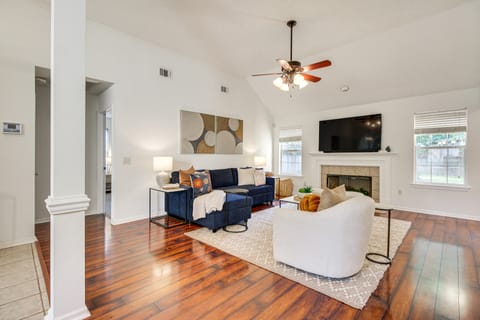 Pet-Friendly Savannah Home w/ Cozy Fireplace! House in Savannah