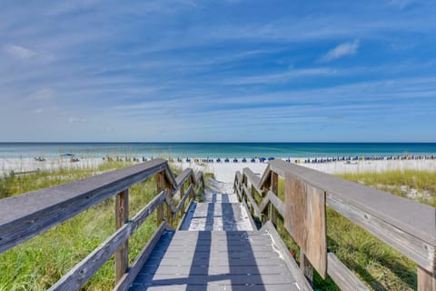 Ocean-View Miramar Beach Condo: Snowbird Friendly! Apartment in Miramar Beach