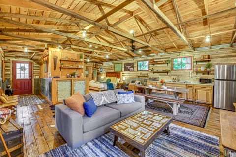 Unique Eureka Springs Cabin: Deck & Forest Views! Apartment in Carroll County