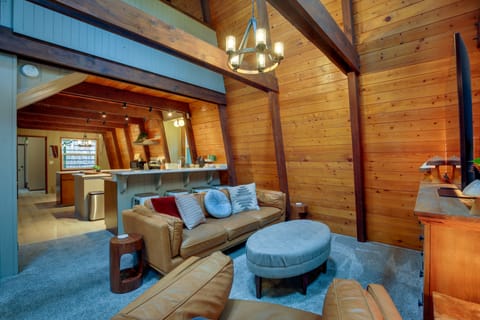 Rhododendron Family Cabin: Hot Tub & Deck! House in Mount Hood Village