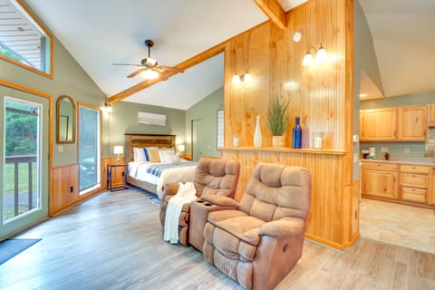 Cozy Gatlinburg Retreat w/ Private Hot Tub & Deck! Apartment in Gatlinburg