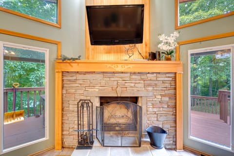 Cozy Gatlinburg Retreat w/ Private Hot Tub & Deck! Apartment in Gatlinburg