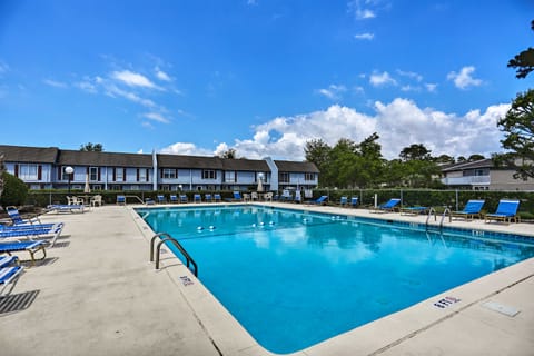 Patio + Pool Access: North Myrtle Beach Retreat! Apartment in North Myrtle Beach